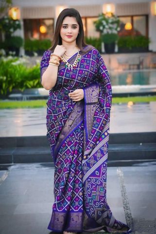 প্রিমিয়াম হাফ সিল্ক চুনরি প্রিন্ট শাড়ি উইথ ব্লাউজ পিস